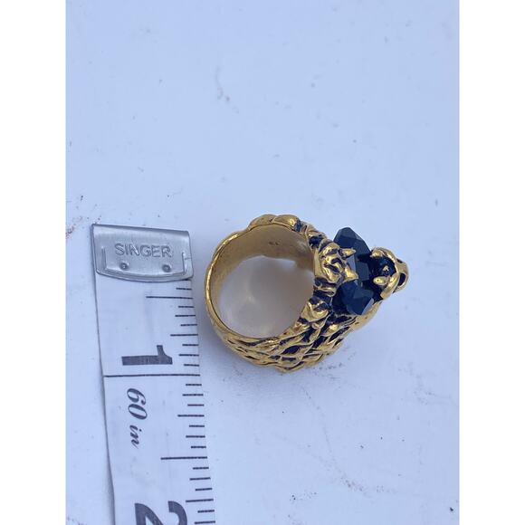 Authentic Gucci Lion Head Ring – Gold-Tone with Black Stone Size 6 - Picture 11 of 12